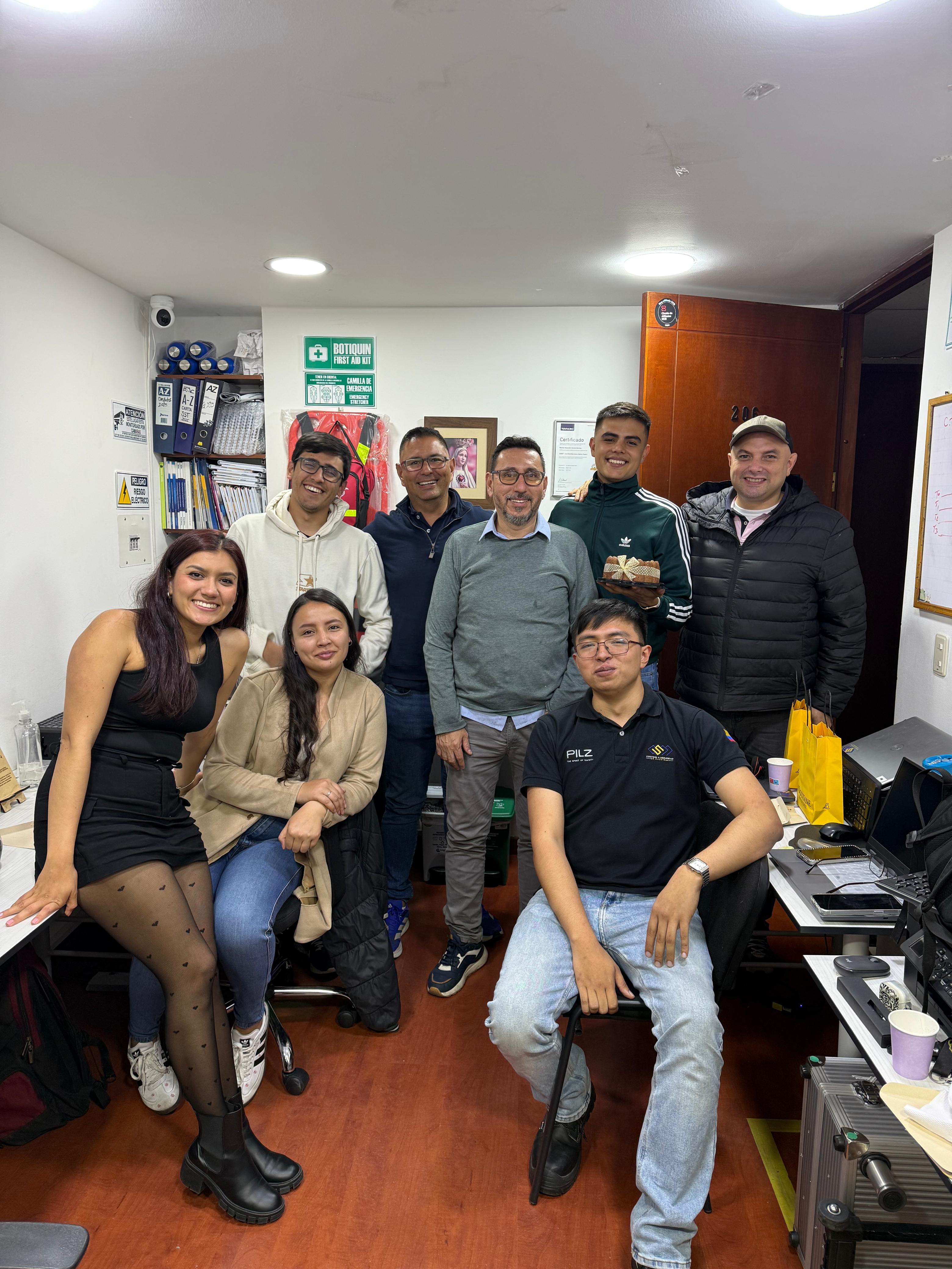 Equipo CYSM compartiendo en sus oficinas